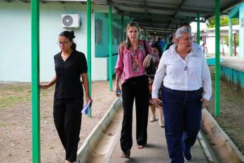 La ministra de Desarrollo Social y presidenta de la junta de la Senniaf, Beatriz Carles, inspeccionó el albergue de Tocumen acompañado de representantes de Unicef.