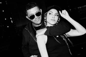 Alejandro y Shakira en el video de ‘Bésame’.