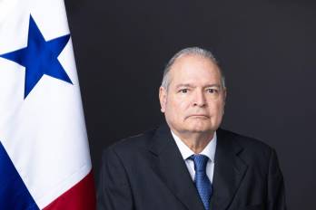 José Luis Andrade, ministro del MOP y Anel Flores, contralor de la República.