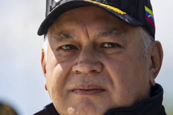 A través de intermediarios, a Cabello se le ha transmitido un mensaje explícito: si se muestra desafiante y no ayuda a consolidar el nuevo orden, podría enfrentar un destino similar al de Maduro.