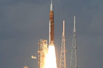 La misión lunar tripulada Artemis II se lanza desde el Centro Espacial Kennedy en Cabo Cañaveral.