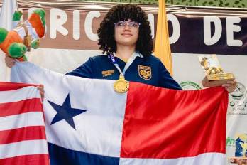 Alessia Avendaño, de 14 años, posa con la medalla de oro del XXXVI Festival Panamericano de Ajedrez de la Juventud.