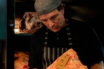 El chef peruano Carlos Testino sigue muy de cerca el proceso de maduración de las carnes del restaurante Raza.