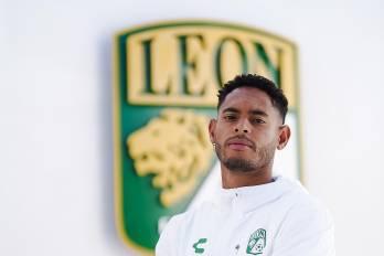 El jugador de la selección de Panamá, Ismael Díaz, posa con los colores de su nuevo equipo.