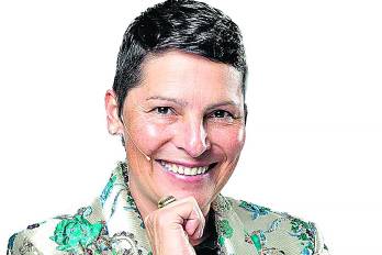 “Puedes ver el mundo desde la escasez o desde la oportunidad. Esa elección cambia todo”, dijo Cook al diario.