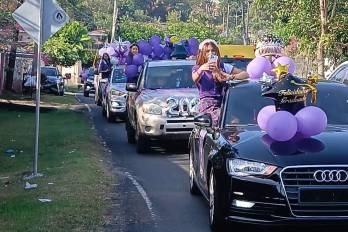 Graduandos recorrieron las calles en caravana para marcar el inicio de su último año escolar.