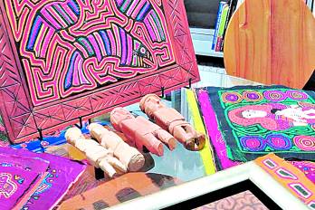 La actividad incluyó además la exhibición de piezas de la colección personal de la conferenciante, entre ellas molas y figuras tradicionales.