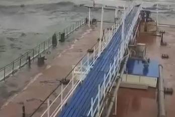 Dos petroleros rusos sufrieron sendos accidentes en el estrecho de Kerch y vertieron petróleo en aguas del mar.