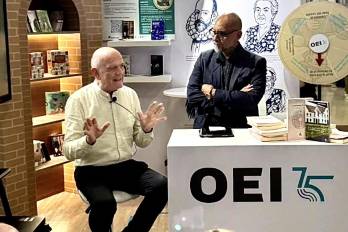 Manuel Alcántara, junto a Humberto Vélez, en la presentación de su libro “La esquina desnuda. Itinerario confuso” en la Feria del Libro.