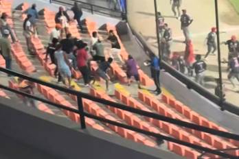 Momentos de la riña entre fanáticos del Veraguas y Los Santos.