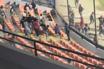 Momentos de la riña entre fanáticos del Veraguas y Los Santos.