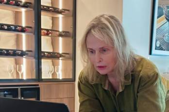 La editora, curadora, periodista y crítica de arte Adrienne Samos.