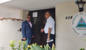 El abogado Sidney Sittón y el vocero de Martinelli, Luis Eduardo Camacho.