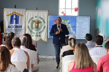 Directivos de ACOBIR y de la Cámara de Comercio de Colón, junto a inversionistas del sector, durante el foro empresarial enfocado en los proyectos de desarrollo para la provincia atlántica.