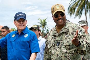 Holsey visitó la base en compañía del ministro de Seguridad, Frank Ábrego.