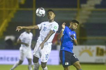 Edgar Bárcenas (izq.) durante un partido frente a El Salvador en el 2021.
