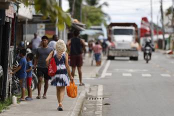 Personas caminan por una calle este lunes en Isla Colón, provincia de Bocas del Toro (Panamá).