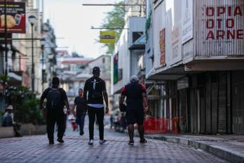 Panameños caminan la Avenida Central