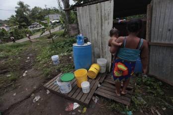 Una mujer ingresa a su hogar en algún lugar de la ciudad de Panamá, donde la pobreza es evidente.
