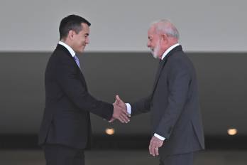 El presidente de Brasil, Luiz Inácio Lula da Silva (d), recibe a su homólogo de Ecuador, Daniel Noboa, este lunes 18 de agosto.