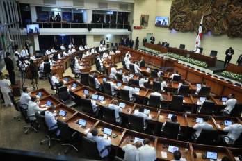 El voto de Alexandra Brenes estuvo cerca de quedar sin registrar luego de que la diputada prolongara su intervención con críticas al Ejecutivo y a ministros cuestionados por presuntos conflictos de interés.