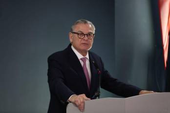Anel Flores en medio de conferencia sobre demanda al contrato con Panama Ports Company.