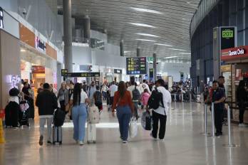 Imagen de pasajeros caminando en las intalaciones del Aeropuerto Internacional de Tocumen, S. A. (Aitsa).