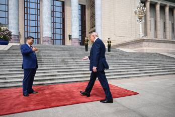 Trump se prepara para estrechar la mano del presidente de China, Xi Jinping, durante una ceremonia de bienvenida en el Gran Salón del Pueblo en Beijing.