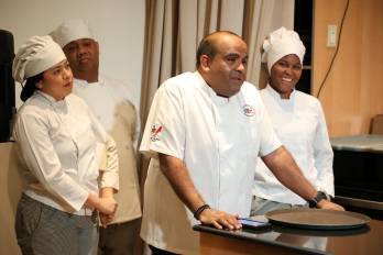 El chef Alonso Williams y sus asistentes.
