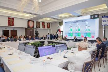 Miembros de la Comisión Nacional de Reformas Electorales durante una de las sesiones en el Tribunal Electoral, donde se debatieron cambios al sistema electoral.