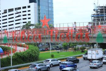 Luces y adornos navideños con el mensaje “Felices Fiestas” forman parte de la decoración urbana de este año en la capital
