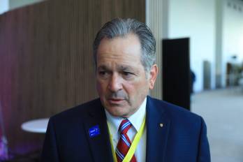 El ministro de ambiente le contó al diario que el informe definitivo de la evaluación técnica de la minería será divulgado en abril y sustentará una resolución gubernamental anunciada para mediados de 2026.