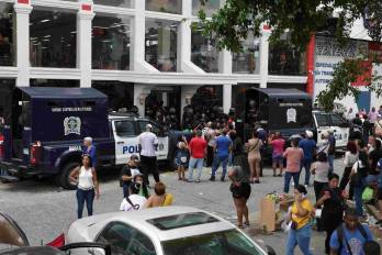 Fallas en ofertas: El comercio omitió detallar la cantidad de unidades disponibles en sus promociones. Funcionarios de la Acodeco revisan el etiquetado de precios en los anaqueles de Wow Depot.
