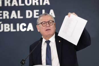 Contralor Anel “Bolo” Flores en conferencia de prensa este miércoles 4 de junio de 2025.