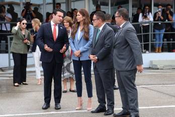 Cabrera (primero a la izq.) acompañó Noem a presenciar un vuelo de repatriación en el Aeropuerto de Albrook.