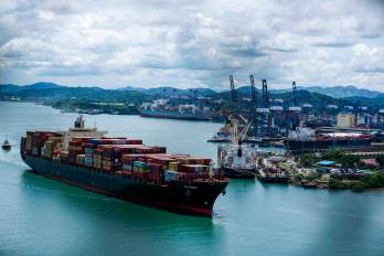 Un buque cruza por el Canal de Panamá, una ruta crucial para el comercio global.