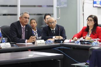 El ministro de Vivienda, Jaime Jované, respondió inquietudes en la Comisión de Presupuesto.