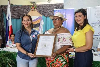 Erika Vargas de González, directora ejecutiva del Ipacoop (izq.) y Jackeline Muñoz de Cedeño, titular del Mitradel (der.) entregaron formalmente la personería jurídica a la Cooperativa de Servicios Múltiples Artesana Nilsa Cedeño R.L. (Coosarnic).