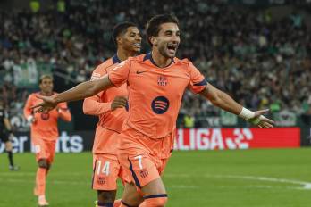 El delantero del Barcelona Ferrán Torres (der.) celebra tras marcar el segundo gol ante el Betis.