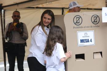 La candidata también acusó al mandatario de haber favorecido durante la campaña al candidato oficialista Iván Cepeda.