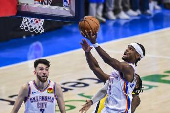 El escolta de los Oklahoma City Thunder Shai Gilgeous-Alexander (der.).