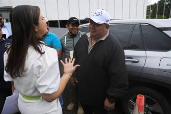 Ministra de Trabajo, Jackeline Muñoz conversa con el dirigente bananero Francisco Smith.