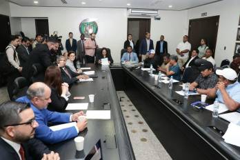 Este grupo de trabajadores llegó a la Asamblea Nacional para presentarle una lista de 14 puntos.