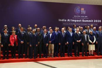 El presidente del Gobierno español, Pedro Sánchez posa para una foto de familia durante la inauguración el Global AI Impact Summit 2026.