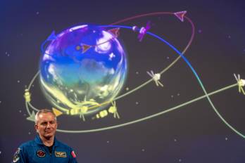 El astronauta canadiense David Saint-Jacques, de la Agencia Espacial Canadiense (CSA), habla sobre la misión lunar Artemis II ante asistentes a un evento de visualización del lanzamiento de Artemis II.