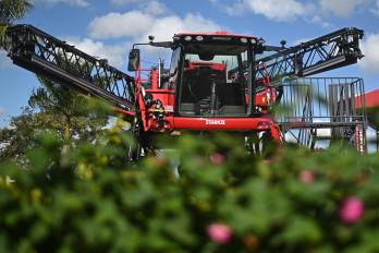 Fotografía de archivo del 26 de mayo de 2023 que muestra un pulverizador agrícola en la feria 'Agro Brasilia', en Brasilia.