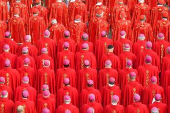 Cardenales durante la ceremonia fúnebre por el Papa emérito Benedicto XVI.
