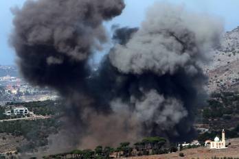 El humo se eleva tras un ataque aéreo israelí en la aldea de Mahmoudiya, en el distrito de Jezzine, en el sur del Líbano, el 30 de octubre de 2025. EFE/EPA/STR
