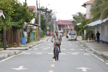 Una persona se moviliza en bicicleta este lunes en Isla Colón, provincia de Bocas del Toro.