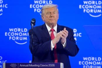 Los fotógrafos internacionales captaron los moretones de Trump mientras aplaudía o gesticulaba en Davos.